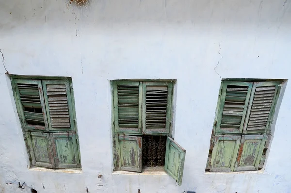 Detalhe de janelas antigas, Stone Town, Zanzibar — Fotografia de Stock