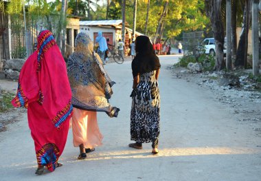 Müslüman kadınlar renkli elbiseler, zanzibar