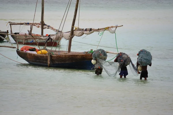 Fishermen going to work, Zanzibar — Stock Photo, Image