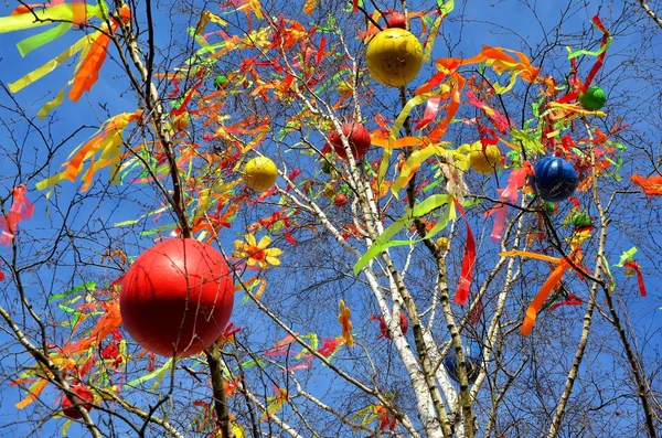 Paskalya dekorasyon mavi gökyüzüne doğru