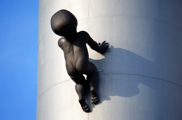 Zizkov Fernsehturm mit krabbelnden Babys, Prag — Stockfoto