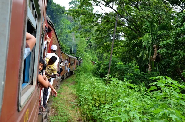 Train travel from Colombo to Kandy, Srí Lanka — Zdjęcie stockowe