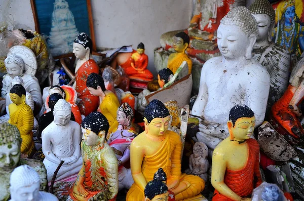 Pequenas estátuas de Buda, Sri Lanka — Fotografia de Stock