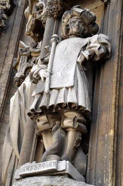Catedral con sus estatuas, arquitectura antigua de Gent —  Fotos de Stock
