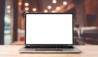 Ahşap masadaki laptop boş ekran bulanık kahve dükkanının iç fonu ve aydınlatma bokeh, model, metin için şablon, arka plan ve aygıt ekranı için kırpma yolları dahil