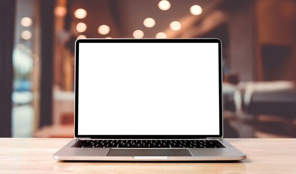 Пустой экран ноутбука на деревянном столе с размытым фоном интерьера кафе кафе и освещением боке, макет, шаблон для текста, вырезка дорожки включены для фона и экрана устройства