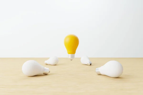 灯泡黄色漂浮在木制桌子上的白色灯泡中间 创意和创新的概念 独具特色 思维不同 独树一帜 脱颖而出 3D渲染说明 — 图库照片