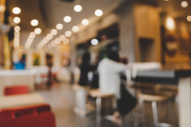 Kafenin iç planının ve Bokeh 'in ışıklandırmasının bulanık görüntüleri.