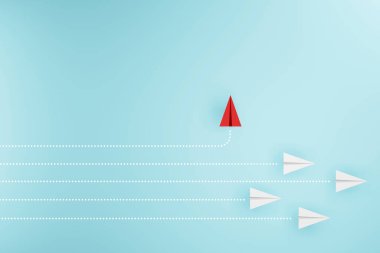 Tek yönlü kağıt uçak grubu ve farklı yönleri gösteren tek bir birey. Yeni fikirler için iş kavramı yaratıcılık ve yenilikçilik. 3d illüstrasyon