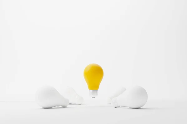 Lâmpada Amarela Pendente Entre Grupo Lâmpadas Conceito Ideia Criativa Inovação — Fotografia de Stock