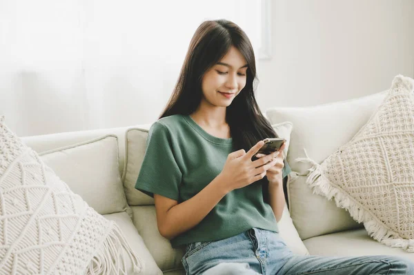 Glücklich Junge Asiatische Frau Entspannt Sich Hause Sie Sitzt Auf — Stockfoto