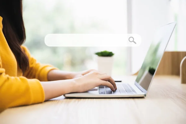 Mujer Usando Computadora Portátil Escritorio Madera Trabaja Casa —  Fotos de Stock