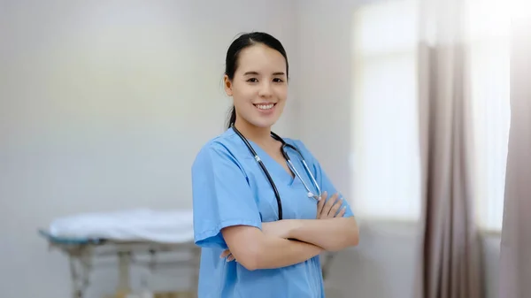 Молода Красуня Жіноча Медсестра Стоїть Посміхається Дивлячись Камеру Лікарні — стокове фото