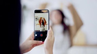 Sosyal medya için video çekerken evde dans eden Asyalı genç kadınlar, evde moda dans eden hikayeler çevrimiçi içerik oluşturuyor