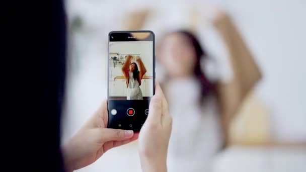 Sosyal Medya Için Video Çekerken Evde Dans Eden Asyalı Genç — Stok video