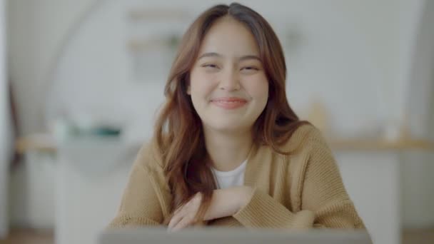 Портрет Улыбающейся Азиатской Молодой Женщины Смотрящей Камеру Лицо Счастливое — стоковое видео