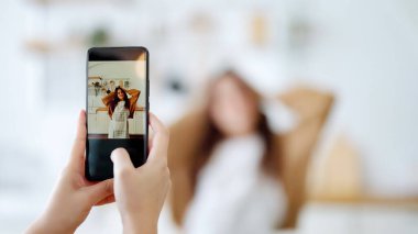 Sosyal medya için video çekerken evde dans eden Asyalı genç kadınlar, evde moda dans eden hikayeler çevrimiçi içerik oluşturuyor