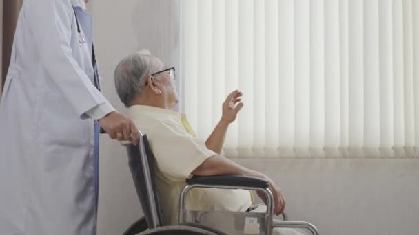 Доктор Старый Азиат Садятся Инвалидное Кресло Смотрят Окно Здравоохранение Страхование — стоковое видео