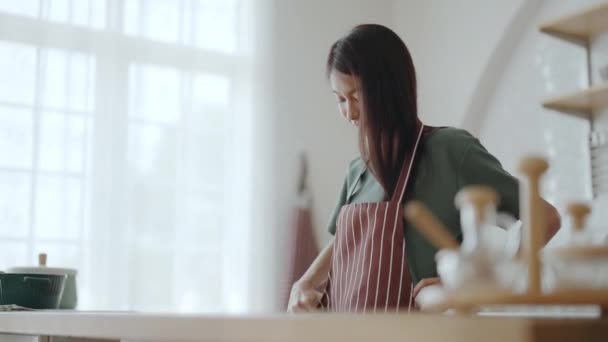 Szczęśliwa Młoda Azjatka Fartuchu Stojąca Kuchni Piękna Kobieta Uśmiechnięta Patrząca — Wideo stockowe
