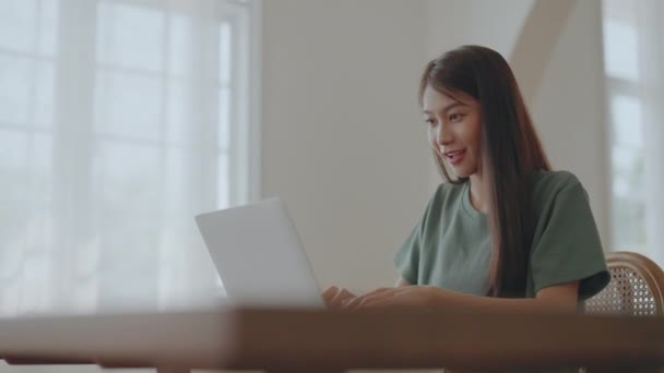 Emocionado Asiático Mujer Sintiéndose Eufórico Celebrando Línea Ganar Éxito Logro — Vídeos de Stock