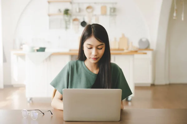 Sorridente Asiatica Giovane Donna Che Lavora Sul Computer Portatile Casa — Foto Stock