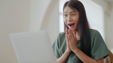 Heyecanlı Asyalı kadın mutlu bir şekilde çevrimiçi zaferi kutluyor. Başarı başarısı, iyi e-posta haberlerinden mutlu olan genç kadın, büyük bir teklifle ya da yeni bir fırsatla motive oluyor, sınavı geçiyor, işe giriyor.