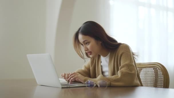 Opgewonden Aziatische Vrouw Gevoel Euforie Vieren Online Win Succes Resultaat — Stockvideo