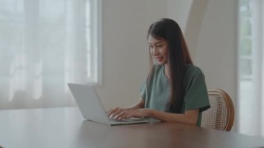 Heyecanlı Asyalı kadın mutlu bir şekilde çevrimiçi zaferi kutluyor. Başarı başarısı, iyi e-posta haberlerinden mutlu olan genç kadın, büyük bir teklifle ya da yeni bir fırsatla motive oluyor, sınavı geçiyor, işe giriyor.