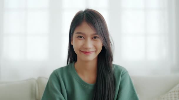 Retrato Sorrindo Asiático Jovem Mulher Olhando Para Câmera Expressão Facial — Vídeo de Stock