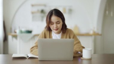 Heyecanlı Asyalı kadın mutlu bir şekilde çevrimiçi zaferi kutluyor. Başarı başarısı, iyi e-posta haberlerinden mutlu olan genç kadın, büyük bir teklifle ya da yeni bir fırsatla motive oluyor, sınavı geçiyor, işe giriyor.