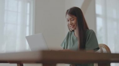 Heyecanlı Asyalı kadın mutlu bir şekilde çevrimiçi zaferi kutluyor. Başarı başarısı, iyi e-posta haberlerinden mutlu olan genç kadın, büyük bir teklifle ya da yeni bir fırsatla motive oluyor, sınavı geçiyor, işe giriyor.