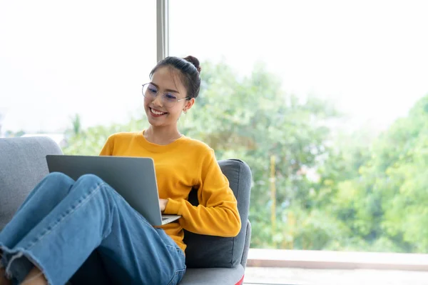 Bonita Jovem Mulher Asiática Usando Computador Portátil Trabalhando Sofá Sala — Fotografia de Stock