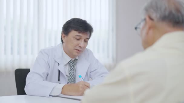Doktor ve hasta, semptom sorunu teşhisi konsültasyonu hakkında hastayla konuşuyorlar.