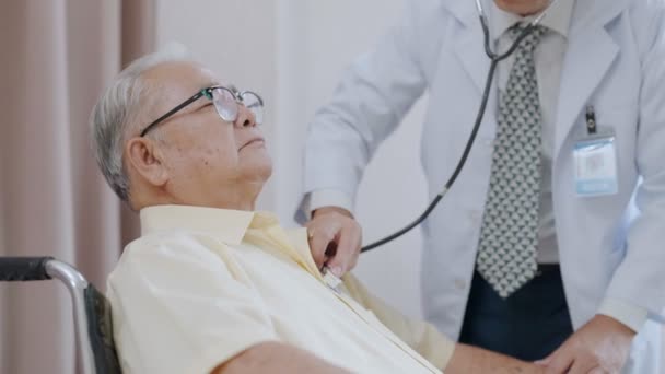 Азіатського Старшого Пацієнта Екзамен Лікарем Лікарні Доктор Слухає Серцебиття Пацієнта — стокове відео