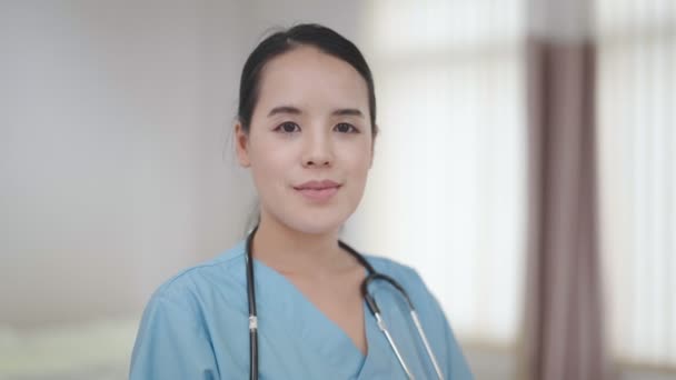 Молодая Красавица Медсестра Стоит Улыбается Глядя Камеру Больнице — стоковое видео