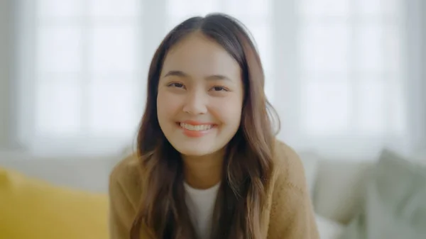 Portrét Usmívající Asijská Mladá Žena Dívá Kamery Výraz Obličeje Šťastný — Stock fotografie