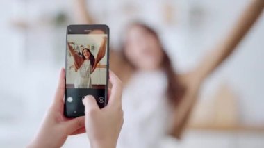 Sosyal medya için video çekerken evde dans eden Asyalı genç kadınlar, evde moda dans eden hikayeler çevrimiçi içerik oluşturuyor