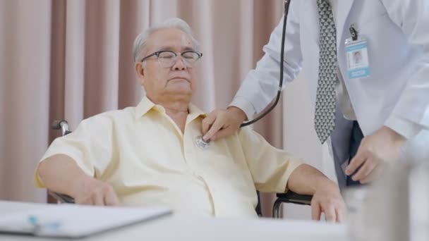 アジアの高齢患者は病院で医師の診察を受けている 医師リッスンハートビートの男性患者 — ストック動画