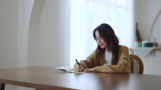 Beautiful Young Asian Woman Sitting Taking Note House Happy Smiling — Stock Video