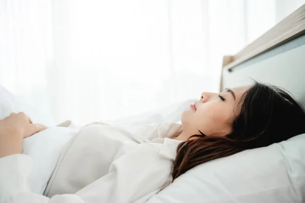 Νεαρή Ασιάτισσα Όμορφη Γυναίκα Ευτυχισμένη Κοιμάται Στο Κρεβάτι Πρωί — Φωτογραφία Αρχείου
