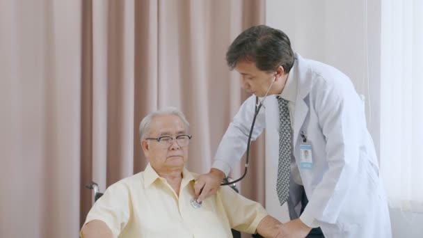 Asian Senior Patient Having Medical Exam Doctor Hospital Doctor Listening — Vídeo de stock