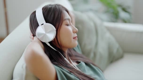 Молода Азіатка Слухає Музику Дивані Вітальні Вдома Щаслива Азія Жінка — стокове відео
