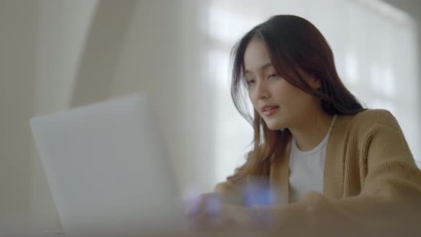 Sonriente Asiática Joven Mujer Trabajando Ordenador Portátil Casa Oficina Jóvenes — Vídeos de Stock