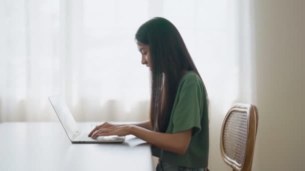 Uśmiechnięta Młoda Azjatka Pracująca Laptopie Biurze Młody Student Azjatycki Korzystający — Wideo stockowe