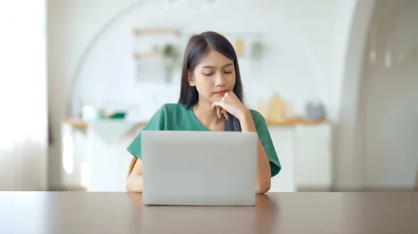 Mulher Jovem Asiática Seriamente Trabalhando Computador Portátil Casa Ela Acha — Fotografia de Stock