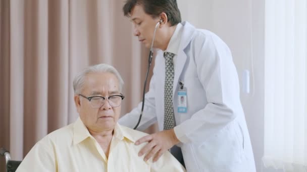 Азиатский Пожилой Пациент Проходит Медицинское Обследование Доктором Больнице Врач Слушает — стоковое видео