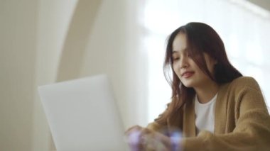 Heyecanlı Asyalı kadın mutlu bir şekilde çevrimiçi zaferi kutluyor. Başarı başarısı, iyi e-posta haberlerinden mutlu olan genç kadın, büyük bir teklifle ya da yeni bir fırsatla motive oluyor, sınavı geçiyor, işe giriyor.