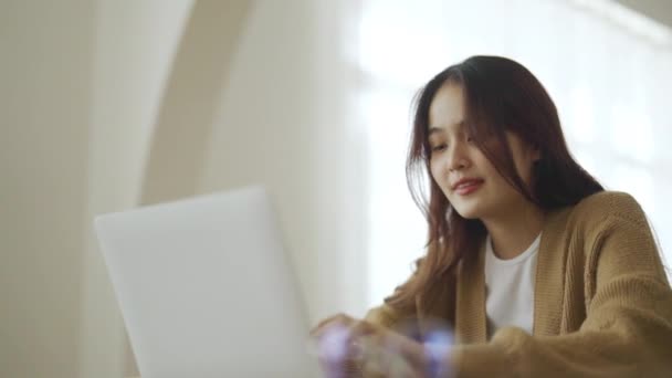 Emocionado Asiático Mujer Sintiéndose Eufórico Celebrando Línea Ganar Éxito Logro — Vídeos de Stock
