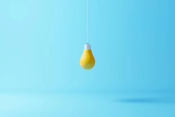 Lampadina Sospesa Gialla Piedi Sfondo Azzurro Concetto Idea Creativa Innovazione — Foto Stock