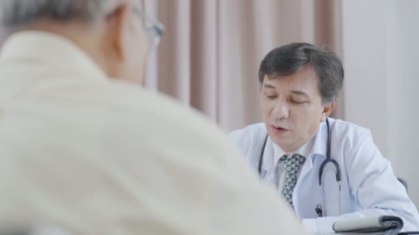 Лікар Пацієнт Обговорюють Пацієнтом Консультацію Щодо Симптоматичної Проблеми Діагностики Захворювань — стокове відео